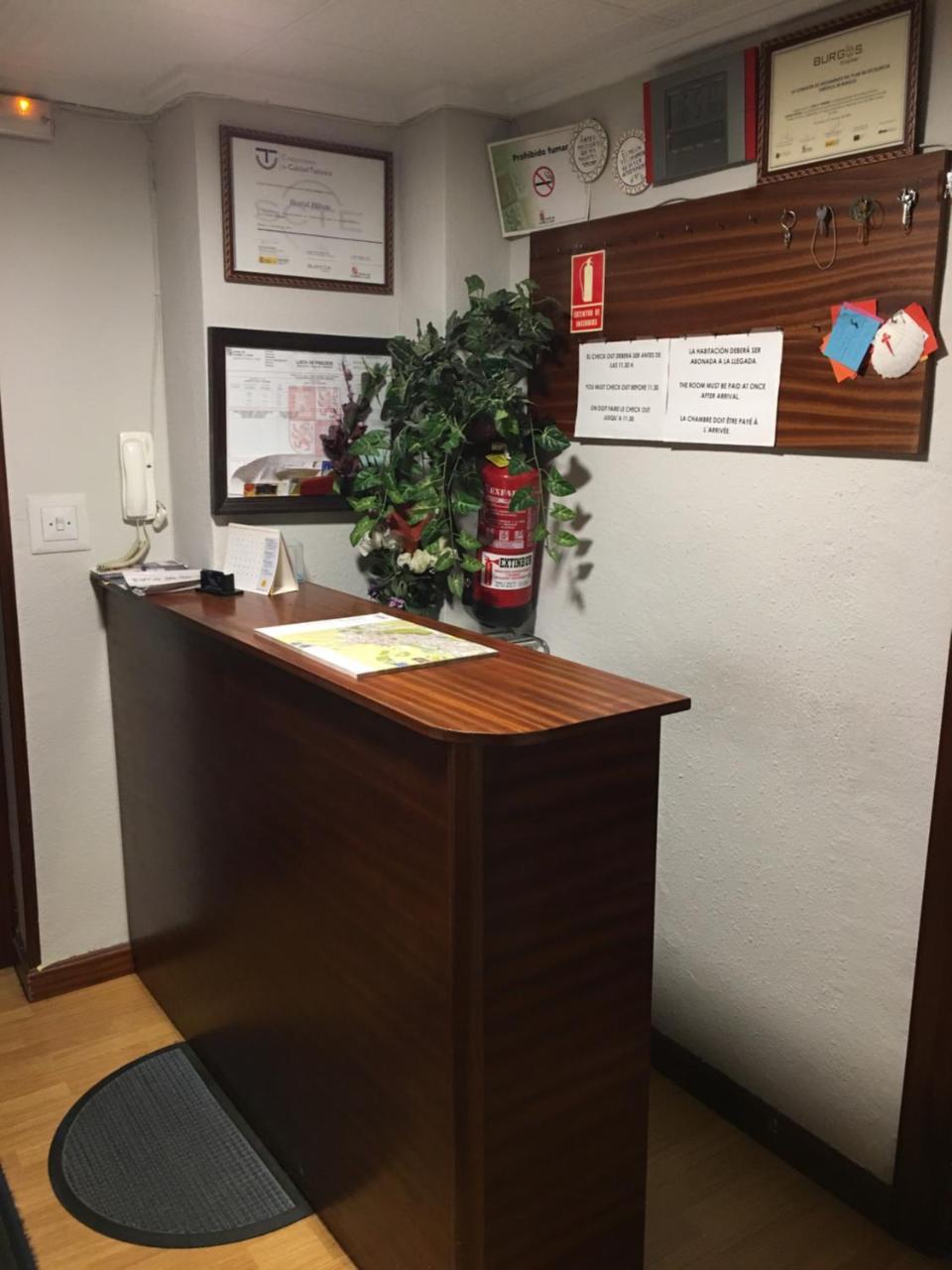 Hostal Hilton Burgos Bagian luar foto